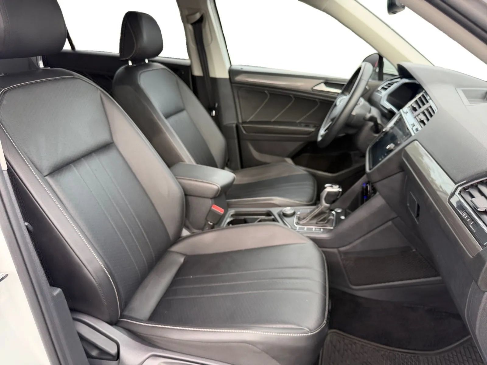 Used 2022 Volkswagen Tiguan SE AWD/4WD image 18