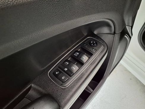 Used 2019 Chrysler 300 Touring w/ Driver Convenience Group RWD image 4