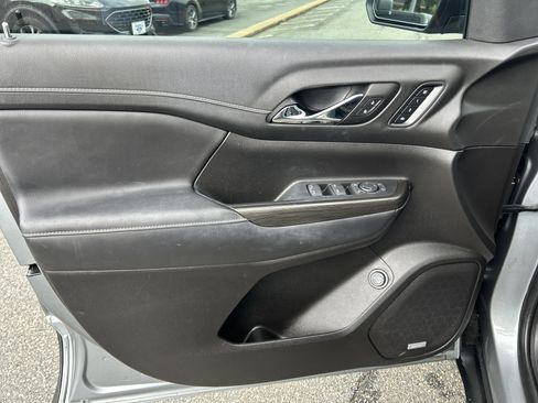 Used 2023 GMC Acadia SLT w/ Technology Package FWD image 12