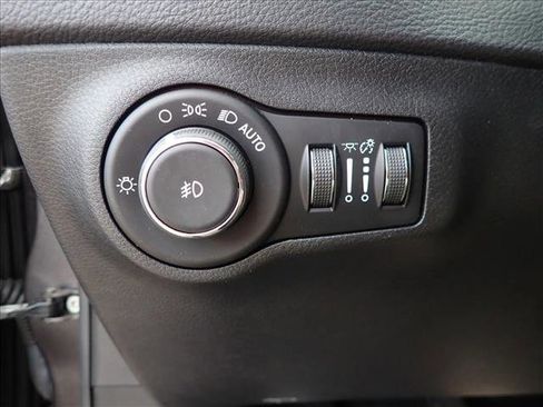 Used 2018 Jeep Compass Latitude w/ Cold Weather Group image 24