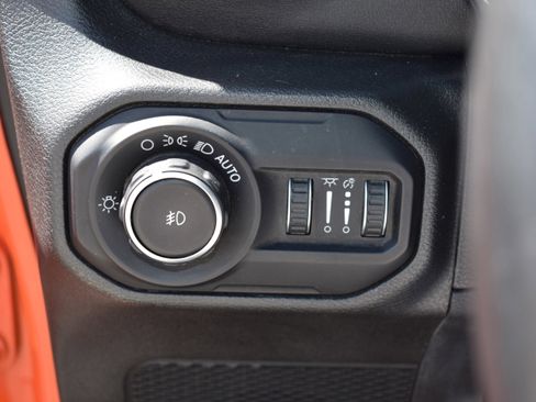 Used 2018 Jeep Wrangler Unlimited Sahara AWD/4WD image 15
