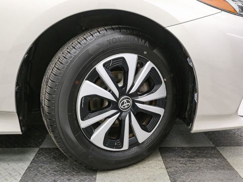 Used 2017 Toyota Prius Prime Premium image 14