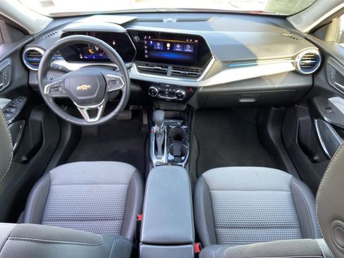 Used 2025 Chevrolet Trax LT w/ LT Convenience Package FWD image 5
