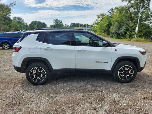 Used 2025 Jeep Compass Trailhawk AWD/4WD image 4