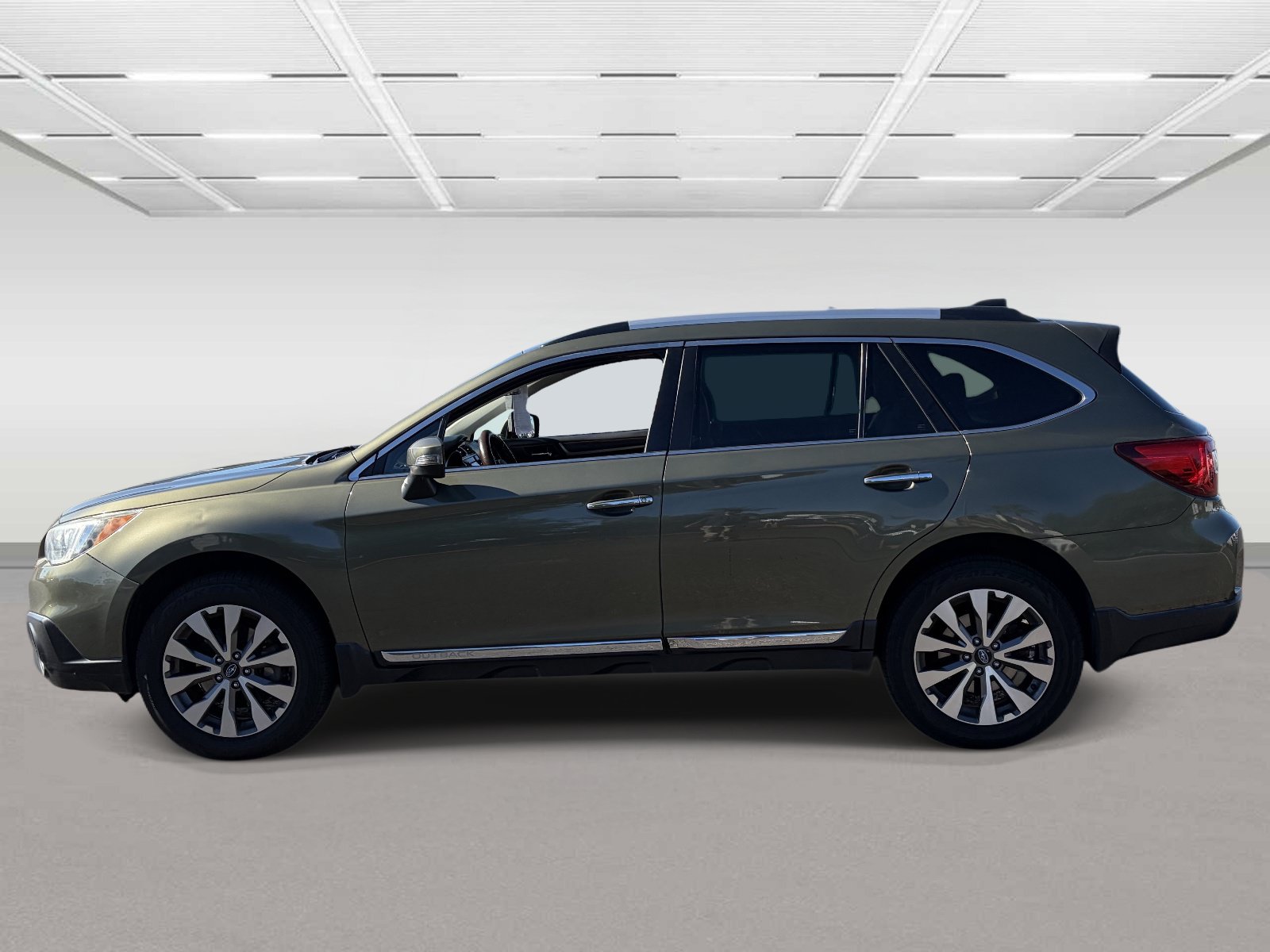 Used 2017 Subaru Outback 3.6R Touring w/ Popular Package #5A AWD/4WD image 2
