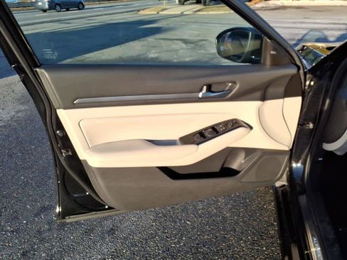 Used 2024 Nissan Altima 2.5 SL image 9