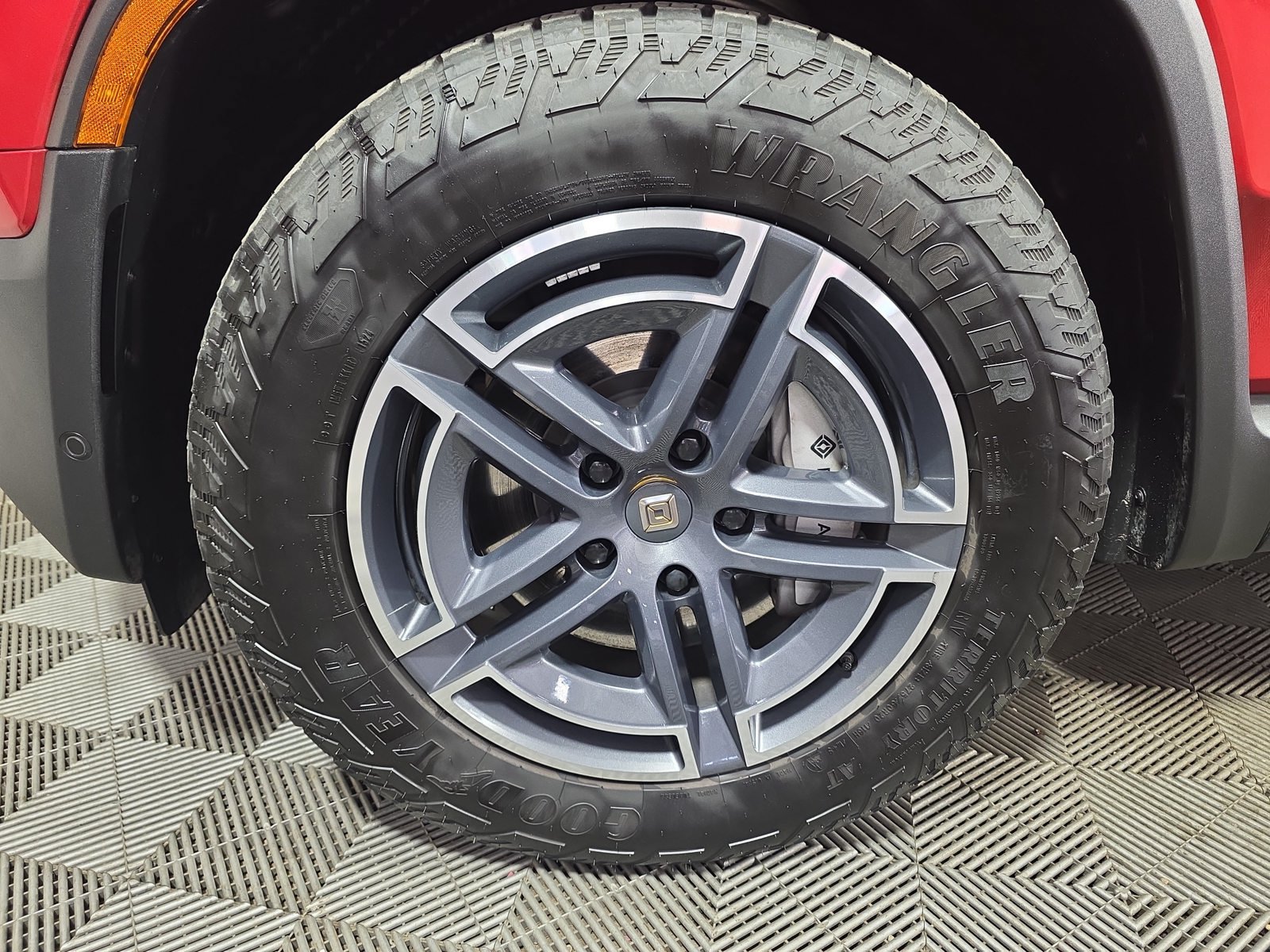 Used 2025 Rivian R1S Adventure Dual AWD/4WD image 9