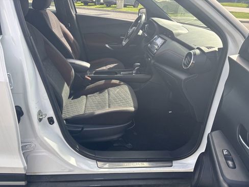 Used 2022 Nissan Kicks SR w/ Interior Electronics Package FWD image 31