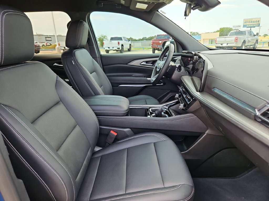 Used 2025 Chevrolet Traverse LT w/ Driver Confidence Package FWD image 28