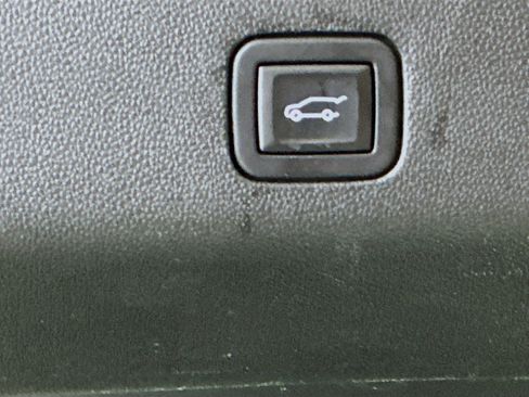 Used 2023 Chevrolet Suburban Premier image 31