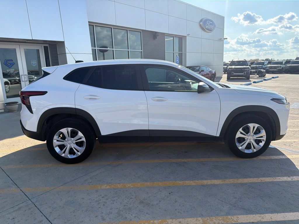 Used 2026 Chevrolet Trax LS FWD image 8
