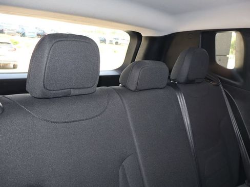 Used 2019 Jeep Renegade Latitude FWD image 39