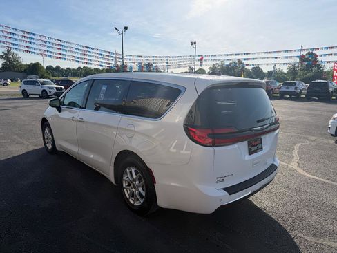 Used 2023 Chrysler Pacifica Touring-L FWD image 7