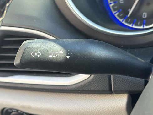 Used 2019 Chrysler Pacifica Touring-L FWD image 21