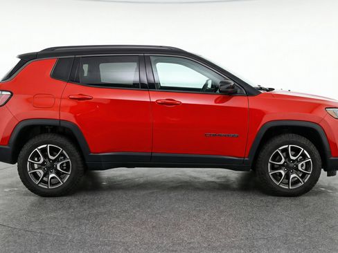 Used 2025 Jeep Compass Trailhawk AWD/4WD image 11