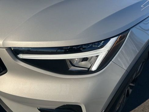 Certified 2025 Volvo XC40 B5 Plus AWD/4WD image 8