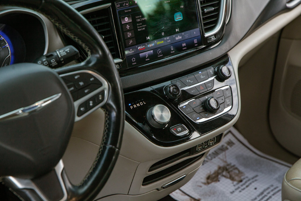 Used 2021 Chrysler Pacifica Touring-L FWD image 15