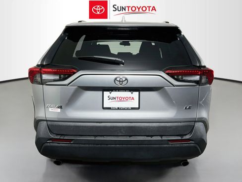 Used 2020 Toyota RAV4 LE FWD image 5