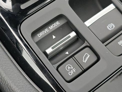 New 2025 Honda Pilot Touring image 9