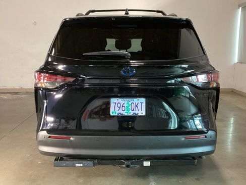 Used 2025 Toyota Sienna XLE Woodland Edition image 20