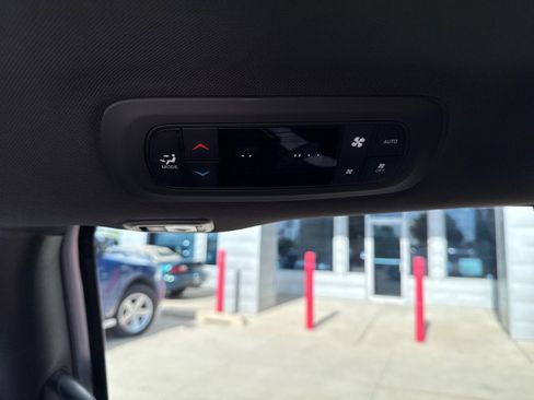 Used 2026 Chrysler Pacifica Limited FWD image 11