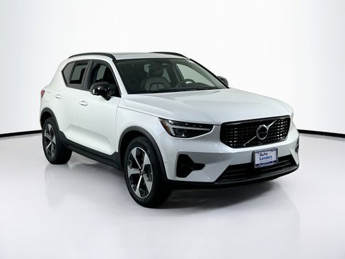 Used 2023 Volvo XC40 B5 Plus w/ Driver Assist Package image 3