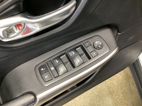 Used 2021 Jeep Cherokee Latitude FWD image 14