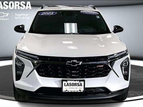 Certified 2025 Chevrolet Trax RS w/ Sunroof Package FWD image 3