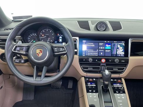 Certified 2025 Porsche Macan AWD/4WD image 27