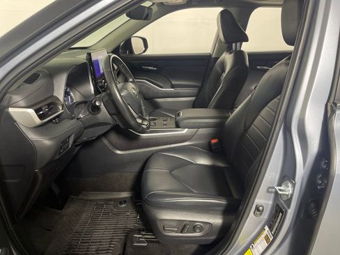 Used 2023 Toyota Highlander XLE image 13