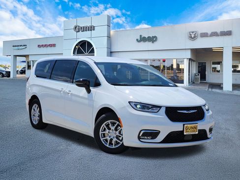 New 2026 Chrysler Pacifica Select image 1