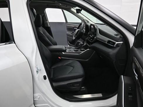 Used 2025 Toyota Highlander Platinum image 38