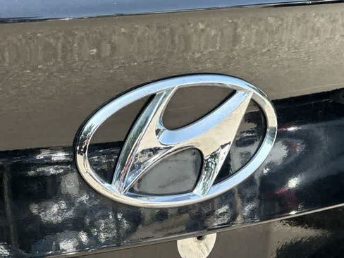 Used 2017 Hyundai Elantra Limited w/ Limited Tech Package 04 FWD image 18