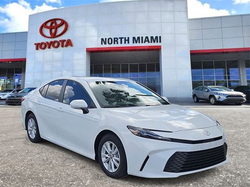 Used 2025 Toyota Camry SE image 1
