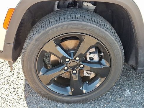 Used 2023 Jeep Grand Cherokee L Laredo AWD/4WD image 29