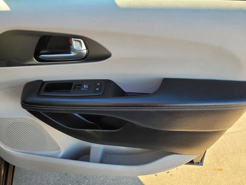 Used 2023 Chrysler Pacifica Touring-L image 7