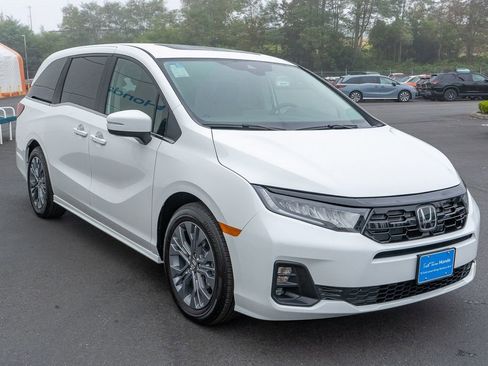 New 2026 Honda Odyssey Touring image 4