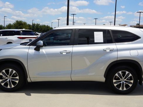 Used 2023 Toyota Highlander XLE FWD image 5