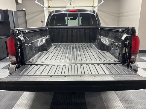 Used 2020 Toyota Tacoma SR5 AWD/4WD image 10