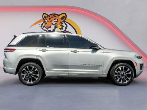 Used 2023 Jeep Grand Cherokee Overland RWD image 4