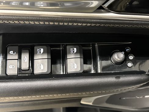 Used 2024 Jeep Wagoneer Series II w/ Flexible Seating Group image 18