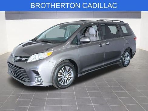 Used 2020 Toyota Sienna XLE w/ XLE Navigation Package FWD image 3