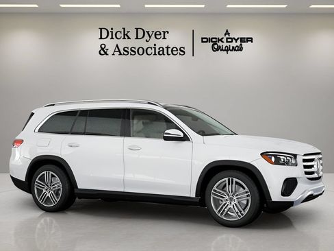 Used 2025 Mercedes-Benz GLS 450 4MATIC image 3