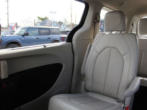 Used 2021 Chrysler Voyager Lxi FWD image 12