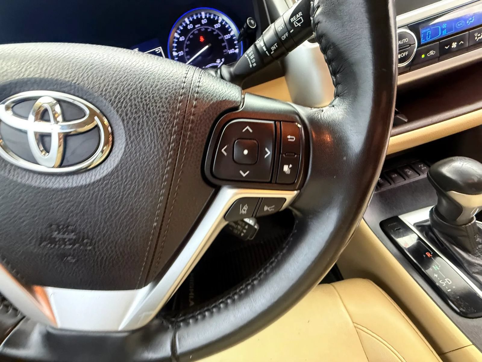 Used 2019 Toyota Highlander XLE AWD/4WD image 16