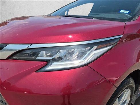 Used 2025 Toyota Sienna Limited FWD image 11