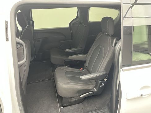 Used 2023 Chrysler Pacifica Touring FWD image 10