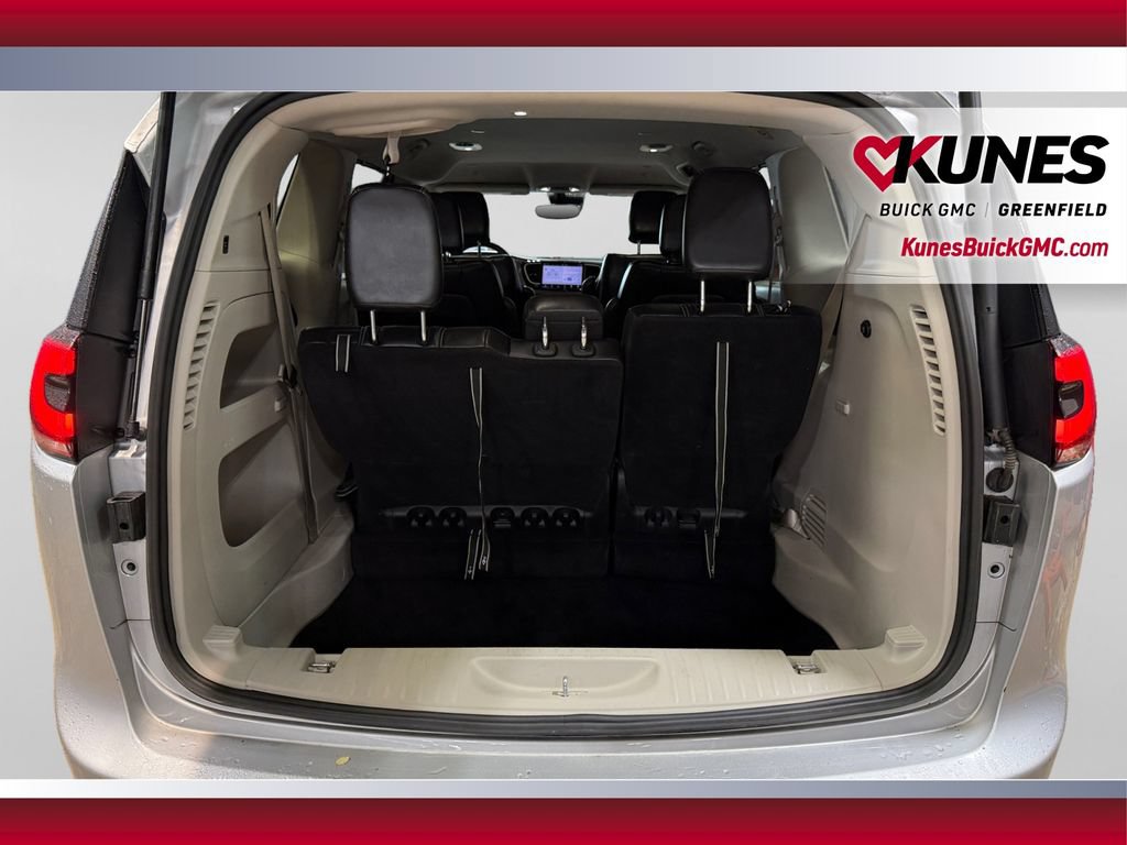 Used 2024 Chrysler Pacifica Touring-L FWD image 38
