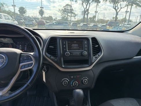 Used 2018 Jeep Cherokee Latitude w/ Altitude Package image 9