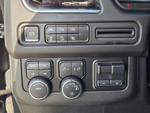 Used 2024 Chevrolet Suburban Z71 w/ Luxury Package image 21